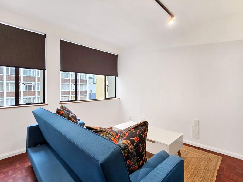 Chic Furnished Studio in City Centre – Move In Today! - Photo 8