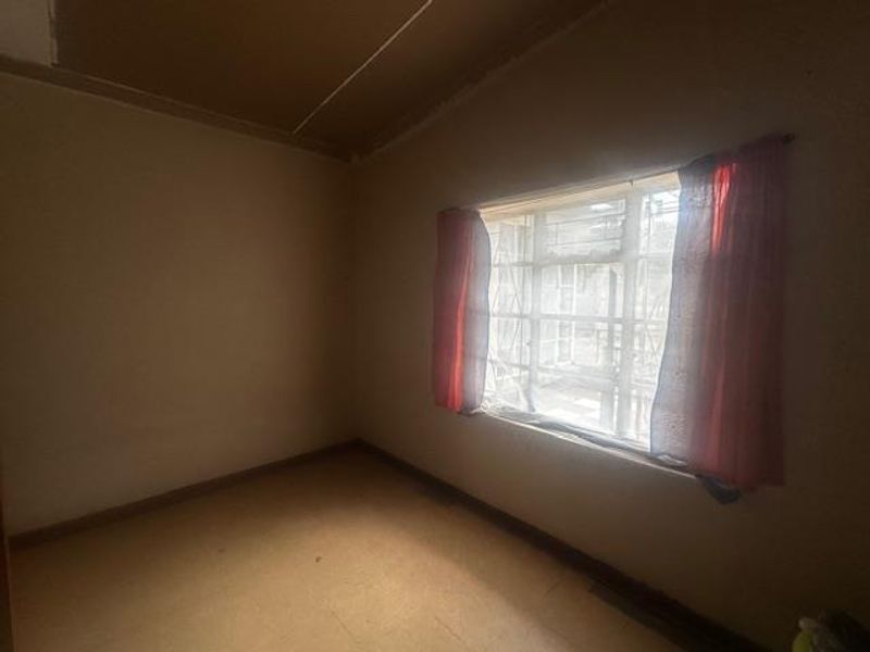 3-Bedroom Family Home with Bachelor’s Flat in Trompsburg - Photo 8