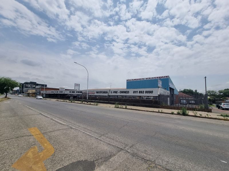 "Maximize Exposure: Showroom & Warehouse on Prime Busy Road" - Photo 5