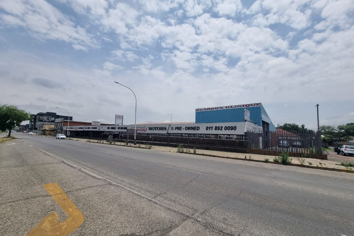 "Maximize Exposure: Showroom & Warehouse on Prime Busy Road" - Photo 5