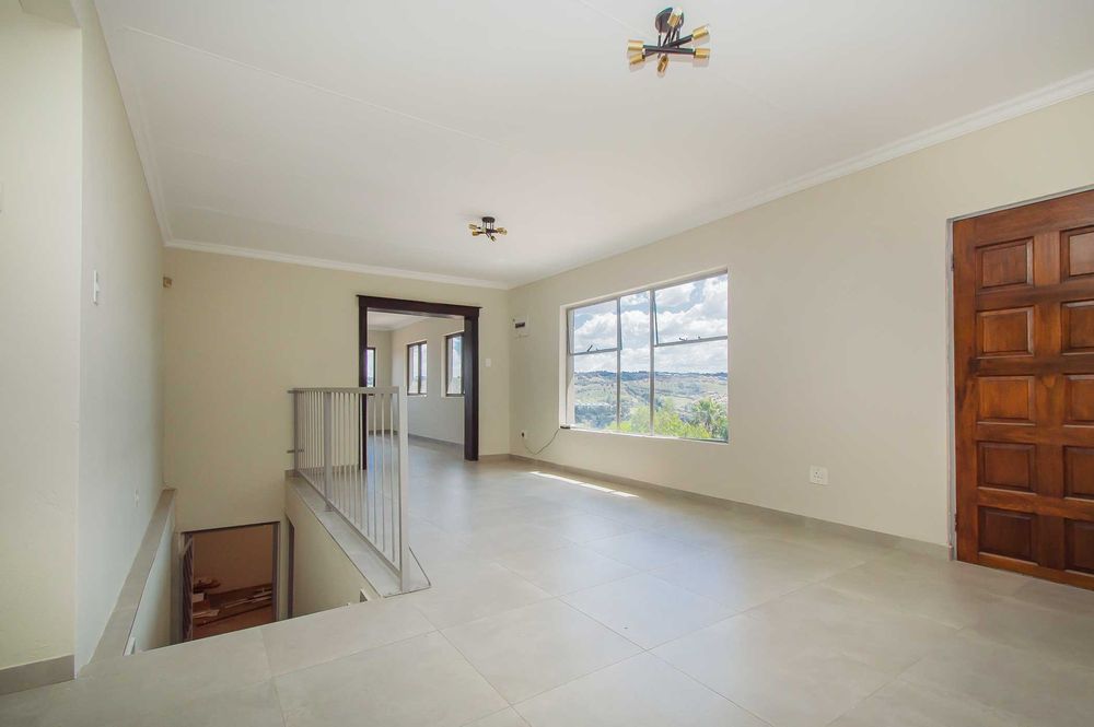 Entrance to lounge/ dining