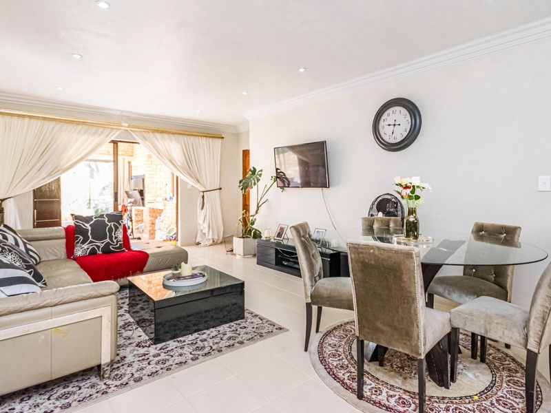 Perfect for families - modern Home with pool and garden - Photo 4