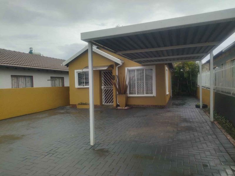 2 lovely bedrooms house for sale in Soshanguve VV - Photo 2