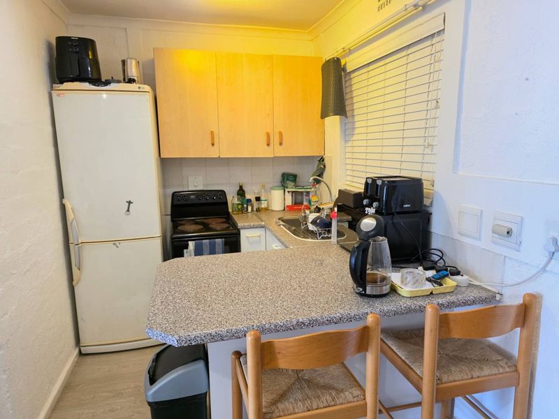 Lovely 2 Bed 1 Bath Apartment open plan living area with kitchenette - Photo 6