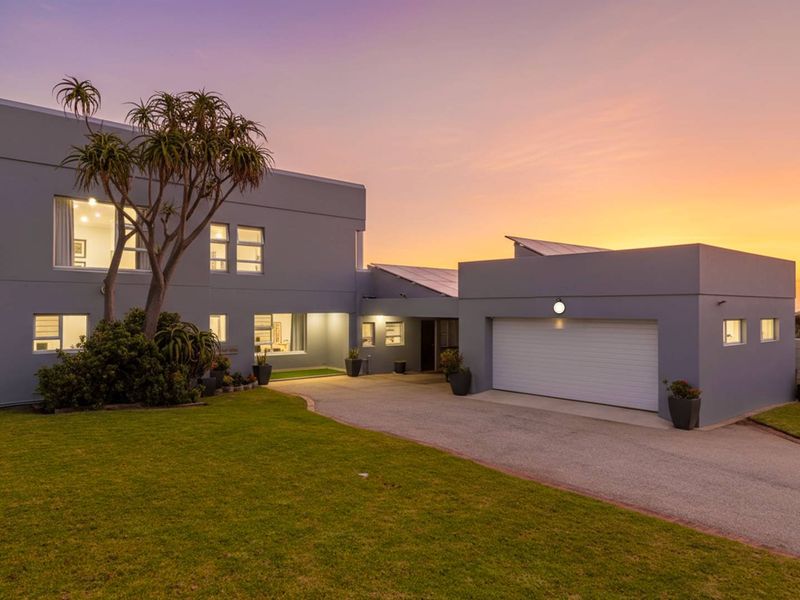 Beachview, Port Elizabeth — Uninterrupted Sea Views | Spacious Off-Grid 4-Bedroom Coastal Home - Photo 6