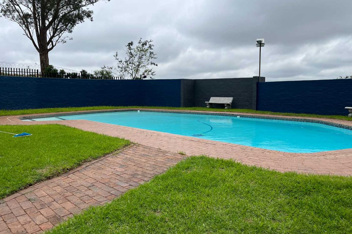 Spacious 2 bed 2 bath apartment for rent in Roodepoort - Photo 3