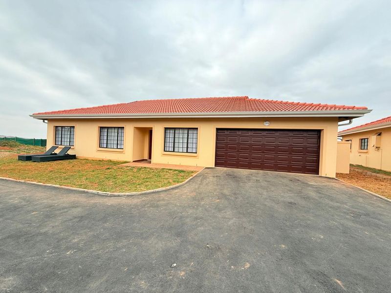 Move-In Ready 3-Bedroom Home with Enclosed Patio & Scenic Views in Eagle Ridge Estate, Howick. - Photo 3