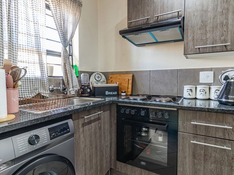 2 bedroom Ground Floor Apartment in a Secure Estate - Photo 3