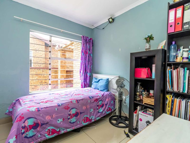 Pet-Friendly 3-Bedroom Simplex with Large Wrap-Around Garden - Photo 8
