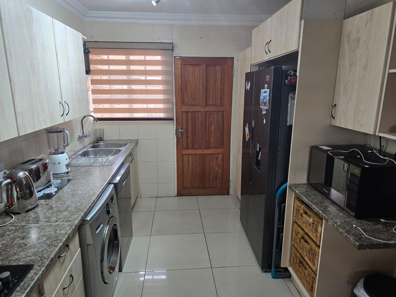 3 Bedroom Townhouse in Glen Marais - Photo 4
