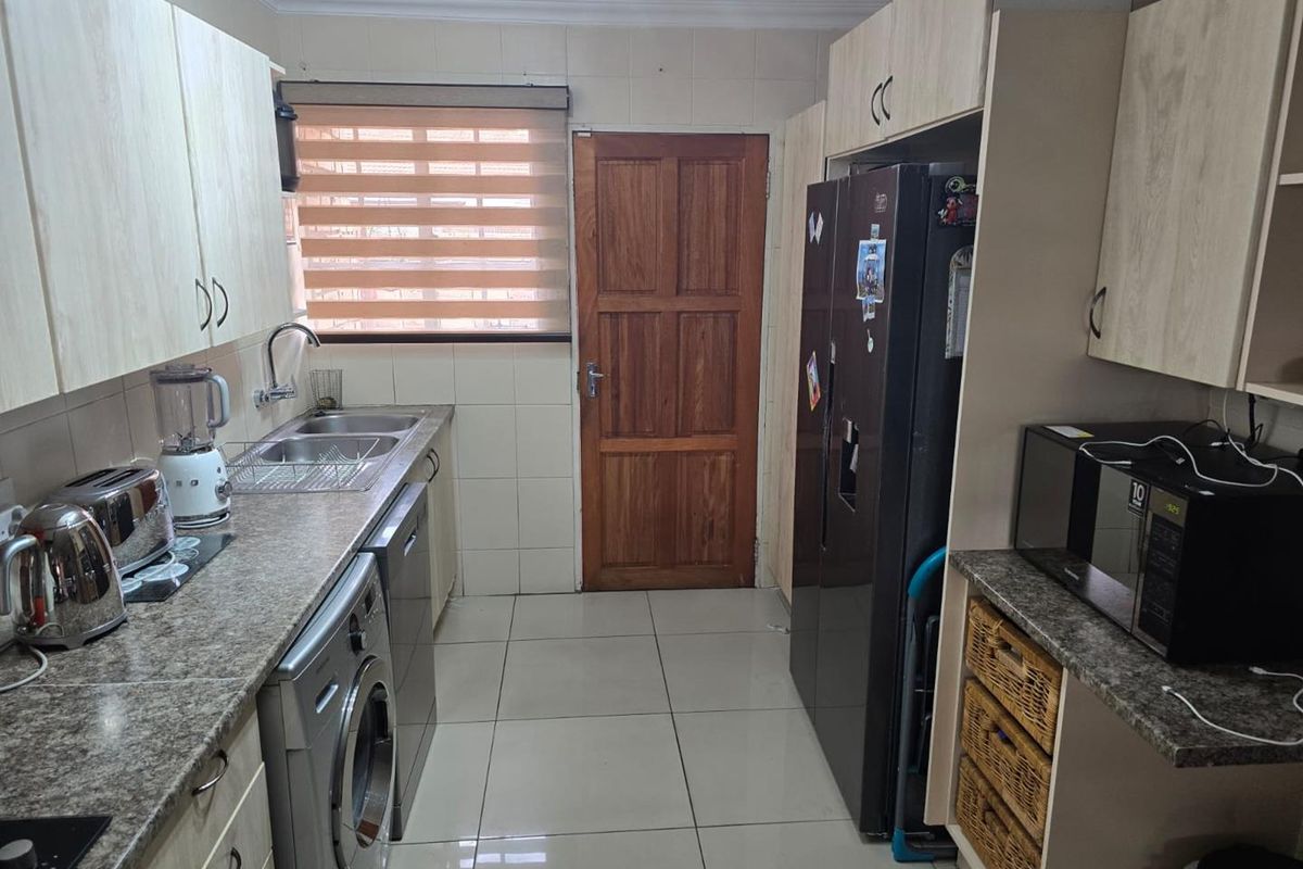 3 Bedroom Townhouse in Glen Marais - Photo 4