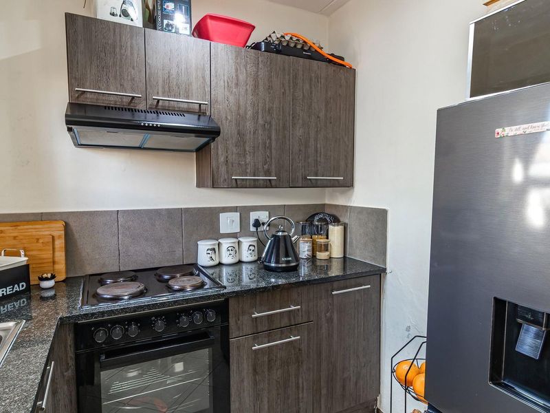 2 bedroom Ground Floor Apartment in a Secure Estate - Photo 4
