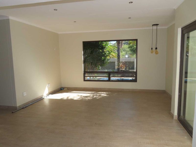 Lovely family home in quiet street with garden and pool - Photo 8