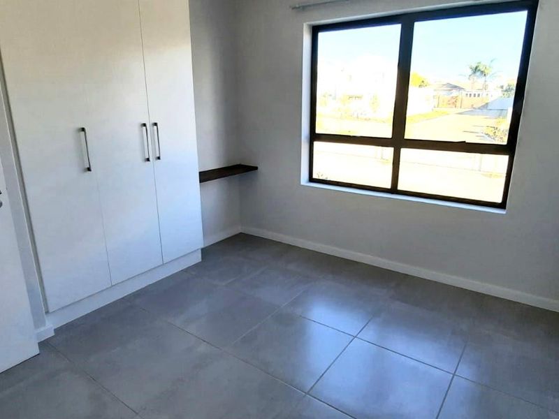 Sunny spacious two bedroom One bathroom first floor apartment - Photo 7
