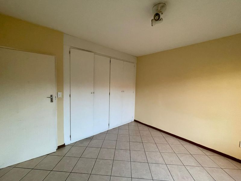 Charming 2 Bedroom Apartment with Garden Oasis - Photo 10