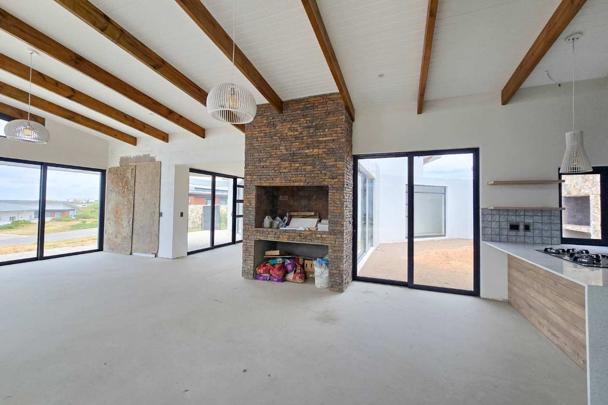 Embrace luxurious coastal living in Skulpiesbaai Estate. - Photo 5