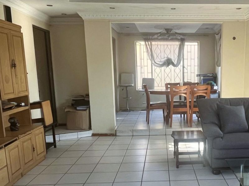 Spacious Family Home with Income-Generating Flatlet & Ample Parking in Prime Location - Photo 9