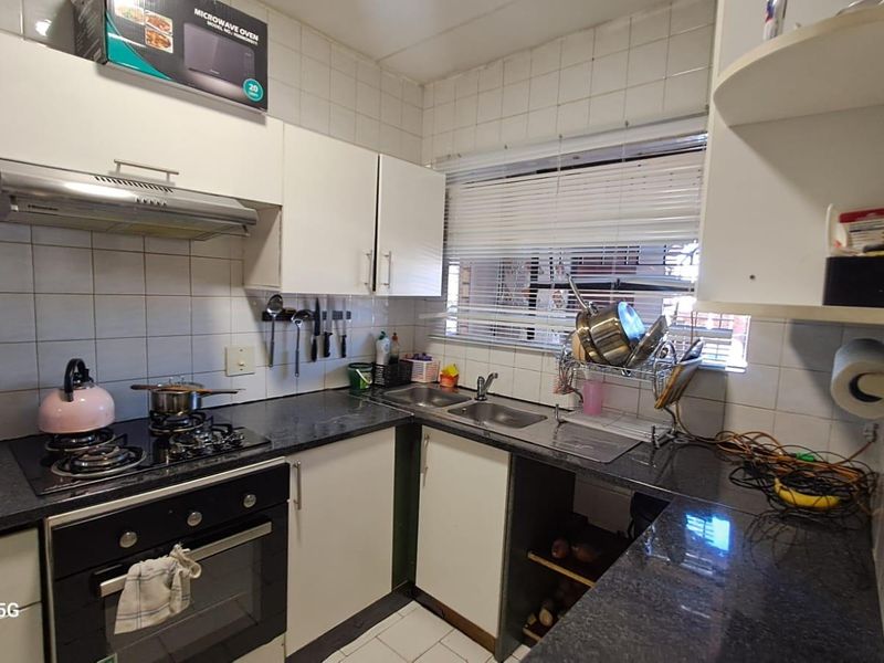 2 Bedroom Groundfloor Apartment with Carport in Secure Complex - Photo 9