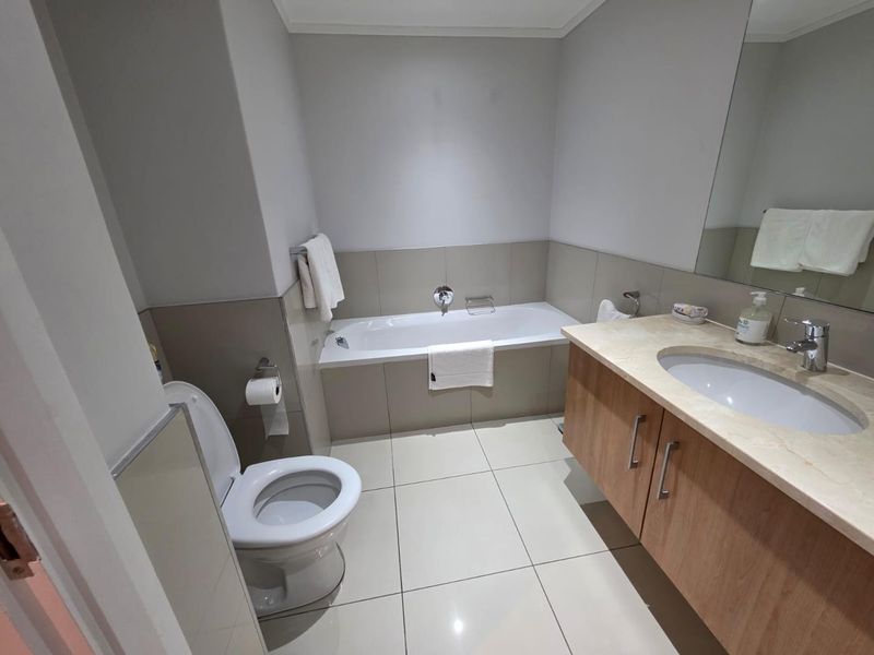 Fabulous Modern Upmarket Apartment. Available Immediately! - Photo 6