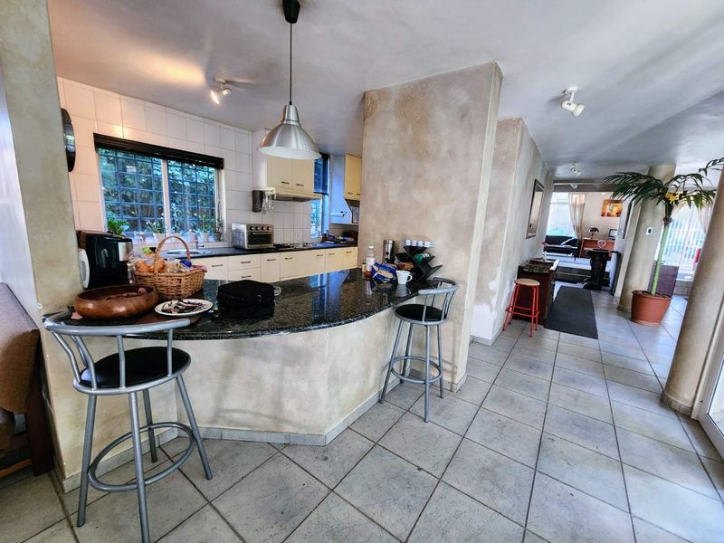 Mid-Century Modern Oasis with Lush Tropical Garden and Private Office - Photo 2