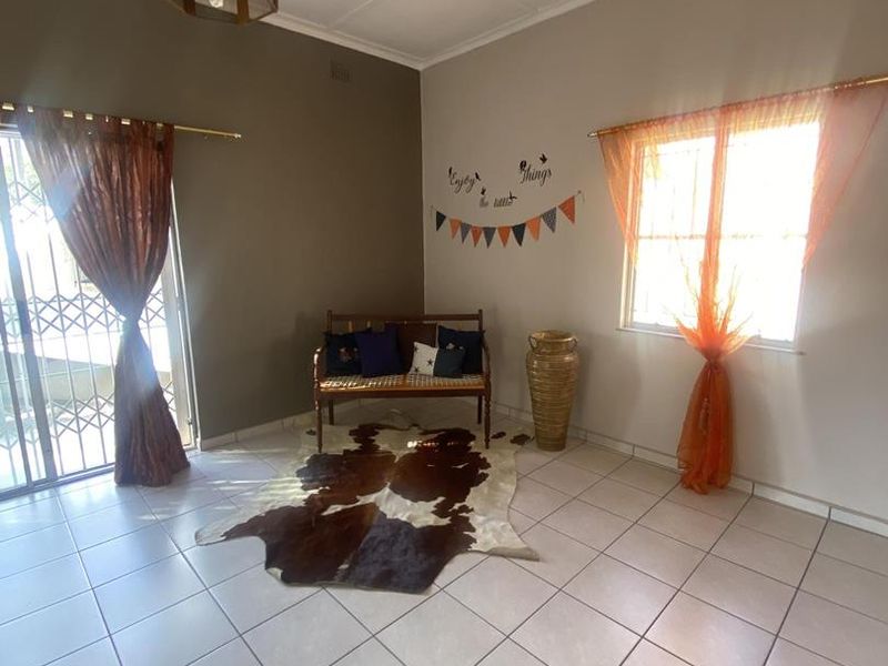Walking distance from SA Embassy in Klein Windhoek. Live + earn in one! - Photo 5