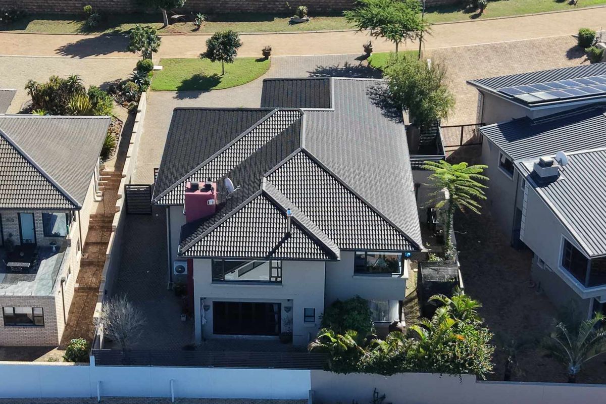 EXCLUSIVE COASTAL LIVING | PANORAMIC BAY VIEWS | 4 BEDROOM | DUAL LIVING POTENTIAL - Photo 2