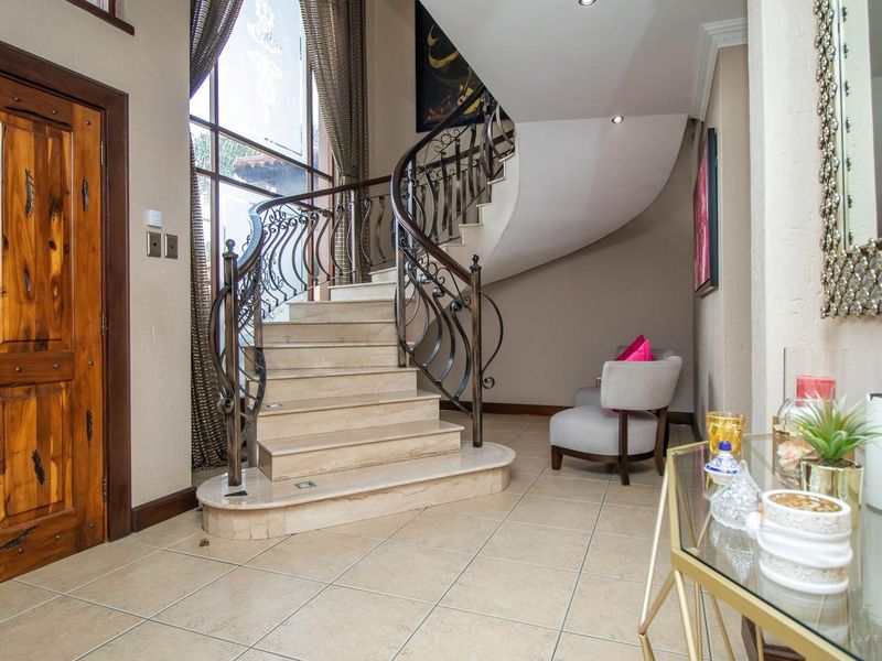 Experience Refined Living in the Monte Cristo Estate! - Photo 4