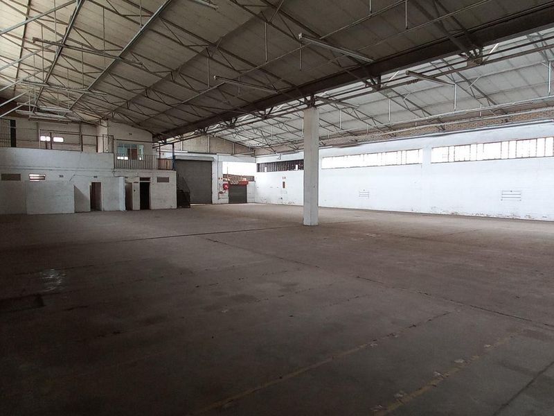 1972m2 Benrose Warehouse To Let - Photo 4