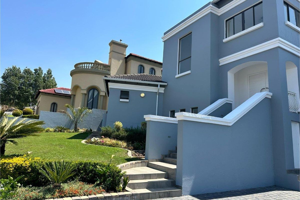 Elegant 5-Bedroom Family Home with Pool, Solar & Staff Accommodation - Photo 2