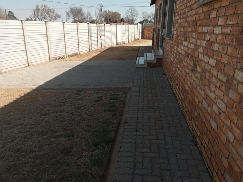 Three bedroom townhouse in Private Estate Kookrus Meyerton Gauteng - Photo 9