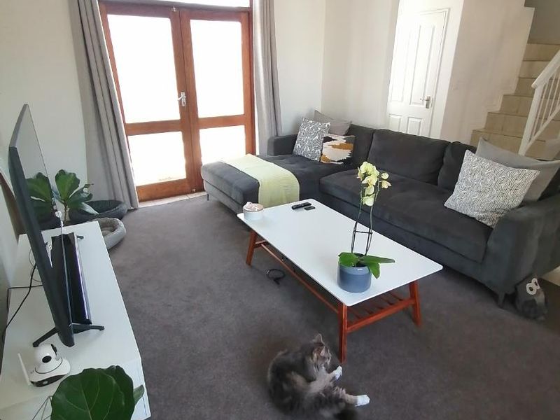 Unfurnished Two-Bedroom Townhouse with Courtyard and Garage in Sought-After Royal Ascot - Photo 4