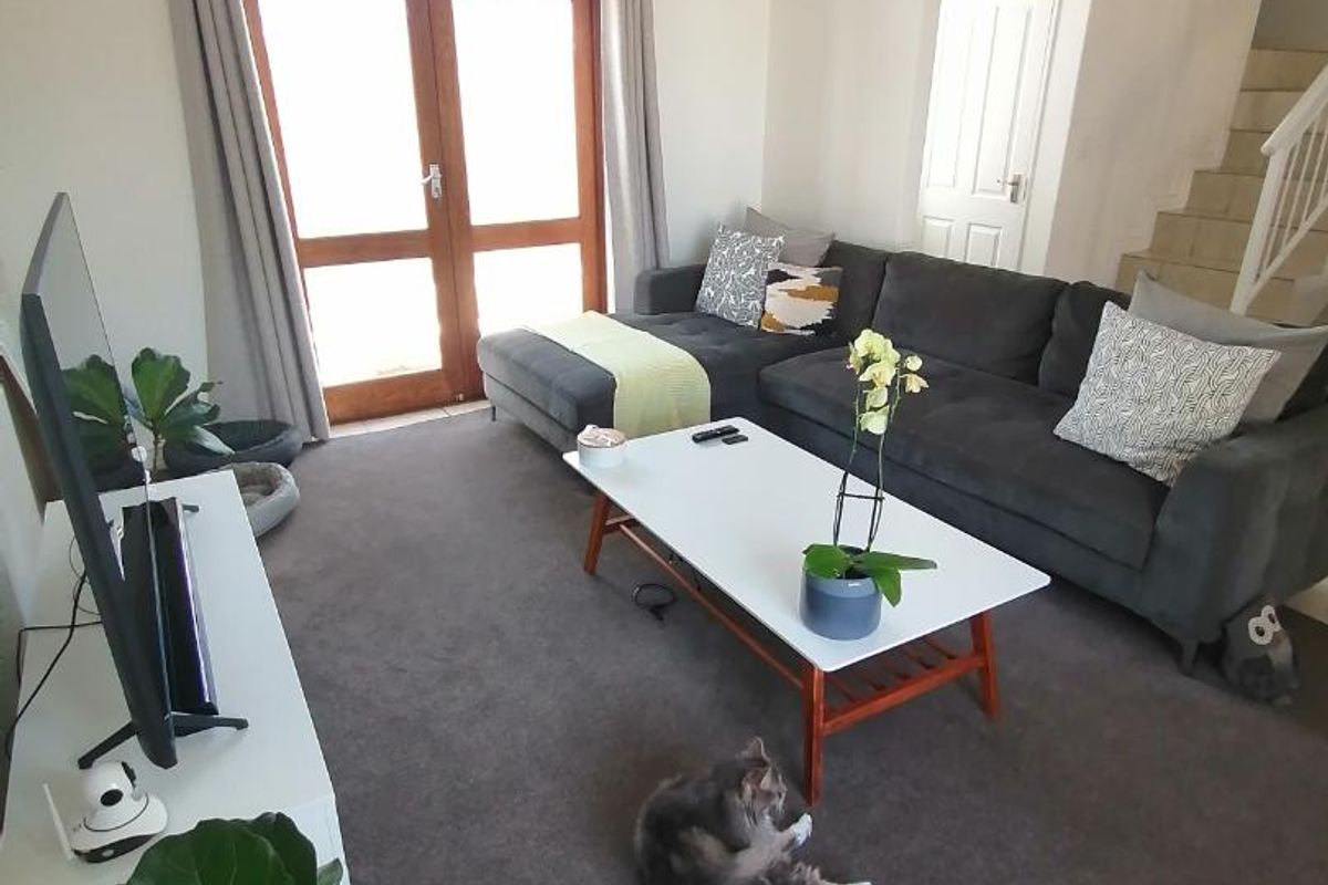 Unfurnished Two-Bedroom Townhouse with Courtyard and Garage in Sought-After Royal Ascot - Photo 4