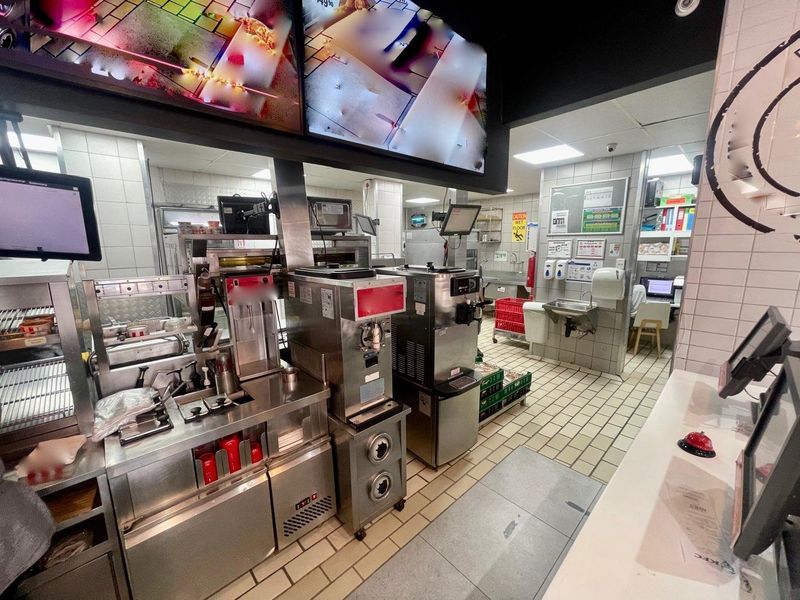 Hendra - Prime 161m2 Retail Space To Let – Ideal for Fast Food Outlet - Photo 3