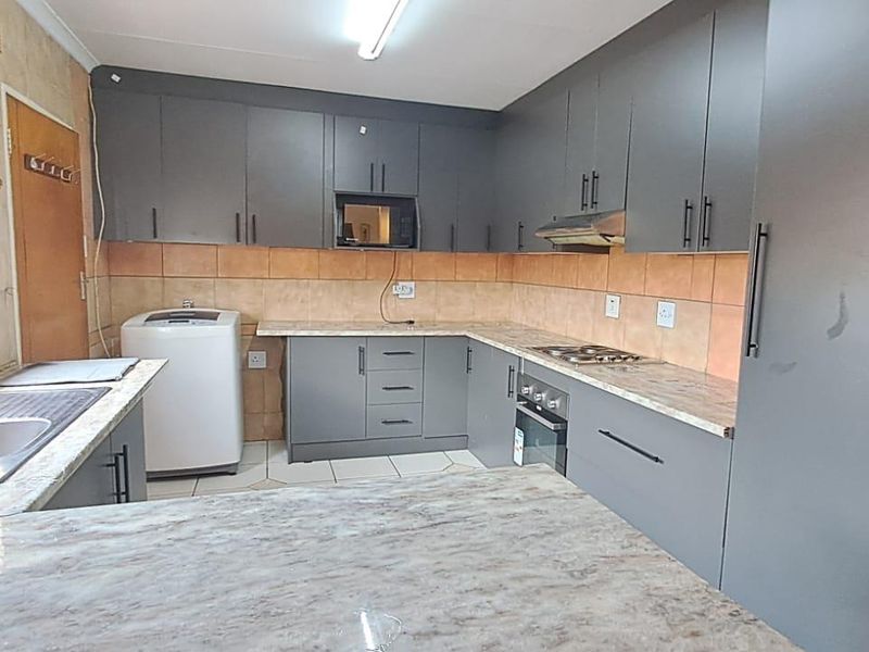 Low-Maintenance Simplex with Space to Breathe - Photo 8