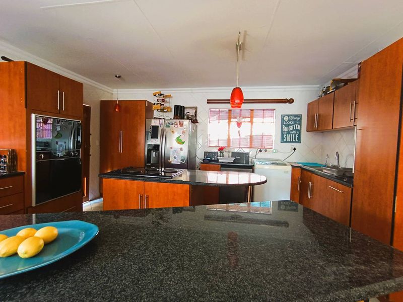 Stylish Duet Living with Private Entrance & Entertainer’s Delight - Photo 3