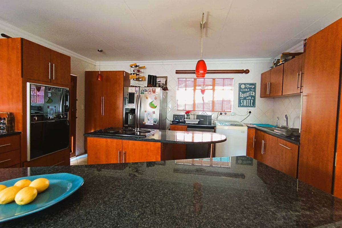 Stylish Duet Living with Private Entrance & Entertainer’s Delight - Photo 3