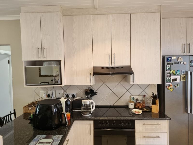 Welcome To This Stylish Property At  Ascot Park Beacon Bay. - Photo 5