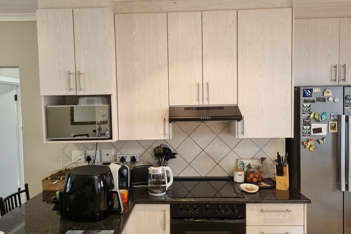 Welcome To This Stylish Property At  Ascot Park Beacon Bay. - Photo 5