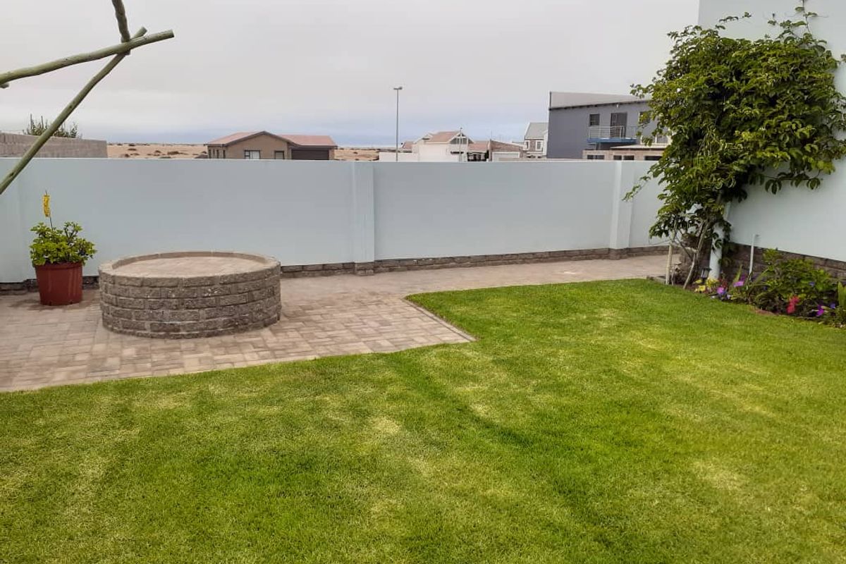 MODERN WELL-MAINTAINED HOUSE WITH FLAT FOR SALE IN HENTIES BAY - NAMIBIA - Photo 3