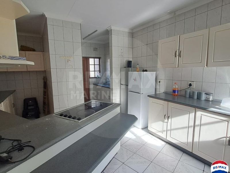 Spacious 5-Bedroom Furnished Contractor Accommodation with Pool, Braai, and Double Garage - Photo 4