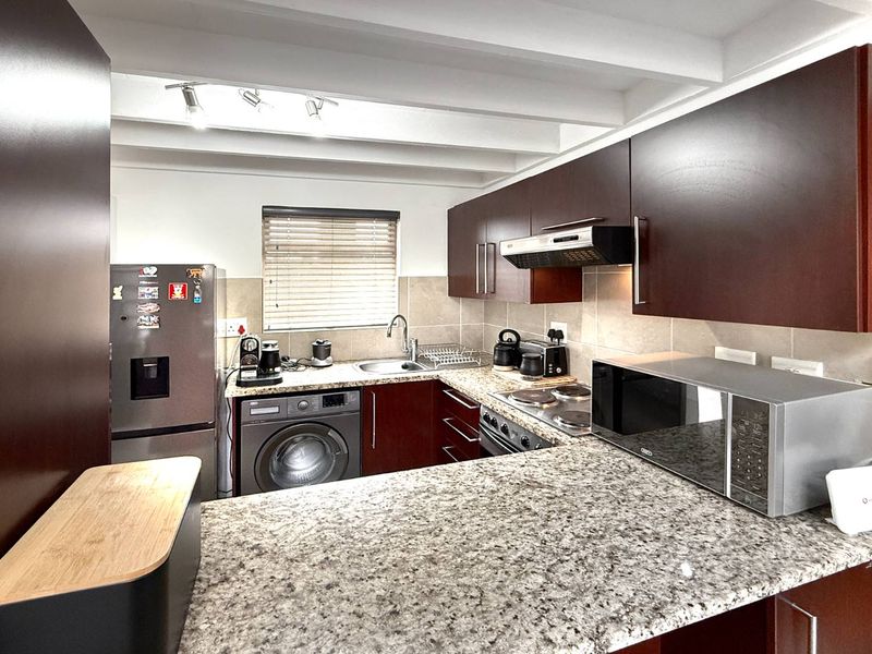 Beautiful One Bedroom Penthouse Loft Apartment in Excellent Complex - Photo 5