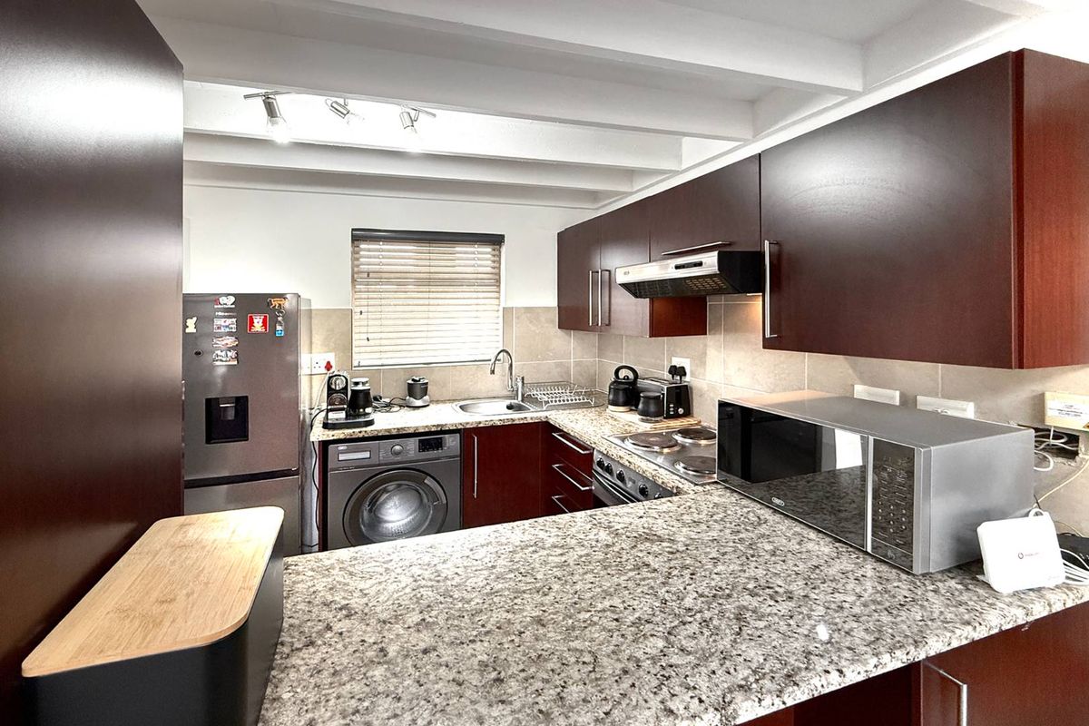 Beautiful One Bedroom Penthouse Loft Apartment in Excellent Complex - Photo 5