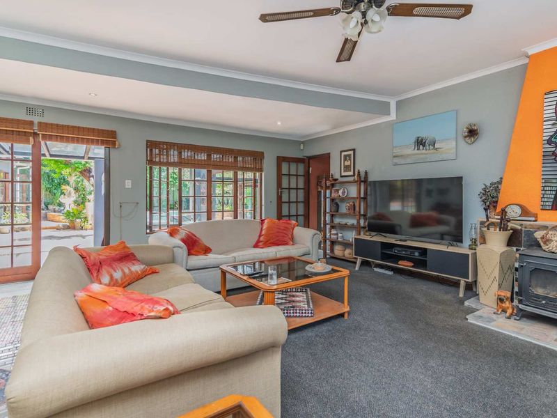 4 Bedroom Family Home with Pool & Table Mountain Views - Close to school SACS Junior School and Sans Souci Girls High School - Photo 4