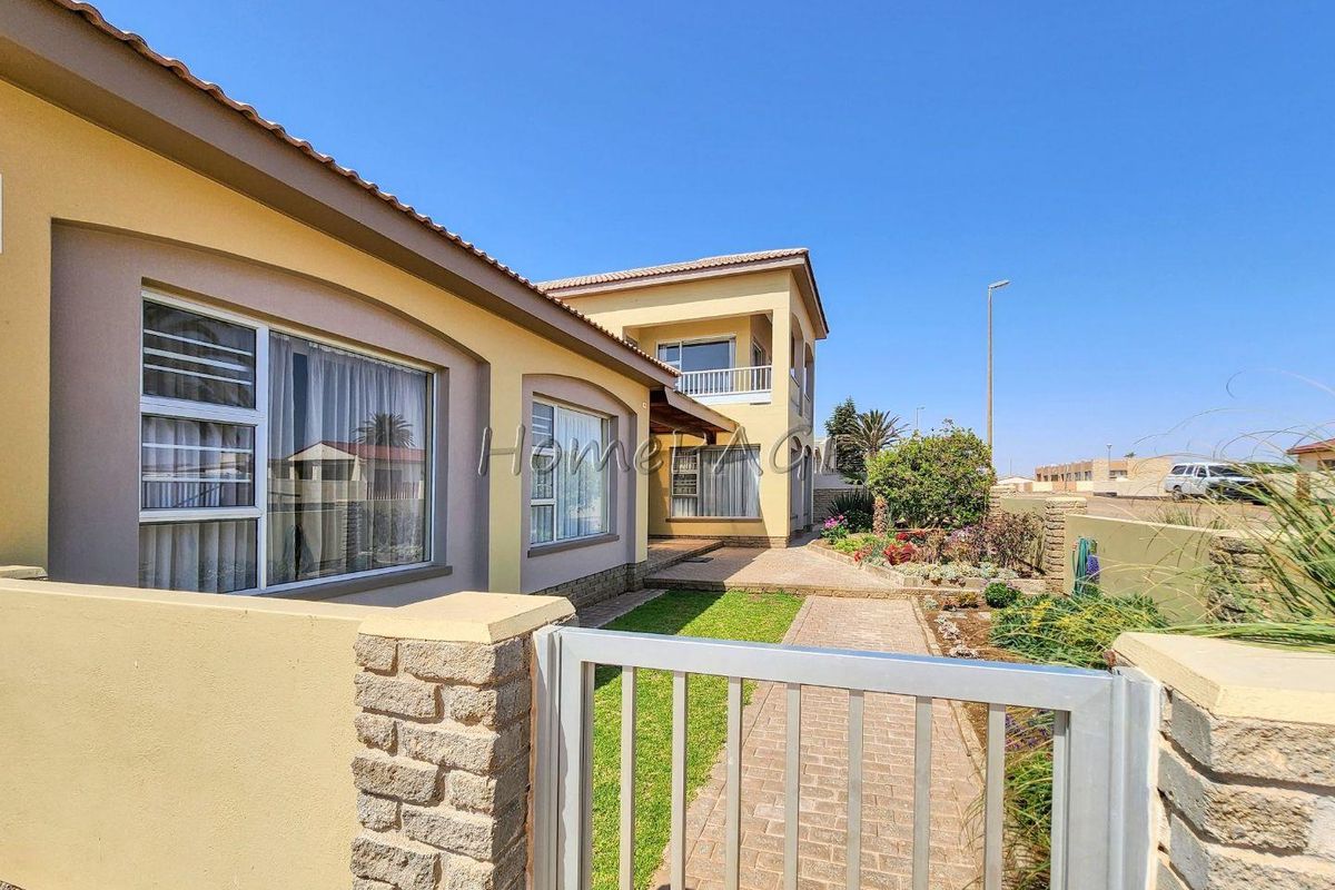 Ext 3, Rob Street, Henties Bay:  Beautiful Double Storey 3 Bedr Home is for Sale - Photo 5