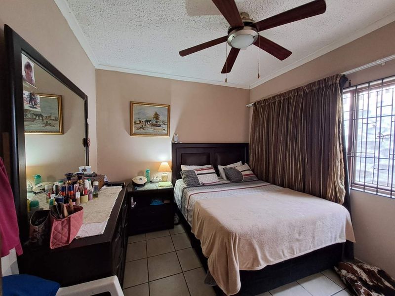 Discover Your Dream Home in Escombe! - Photo 7