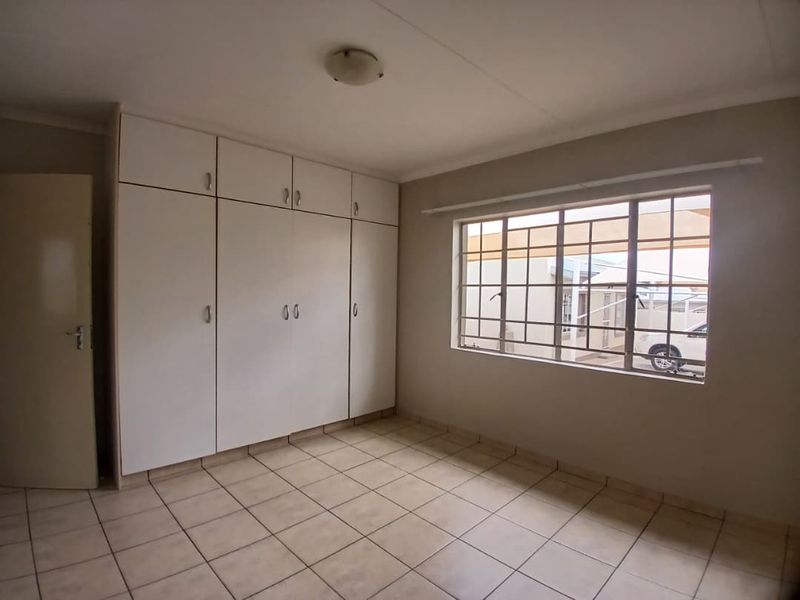 2 Bedroom situated close to shops, schools, offices and Unam - Photo 5