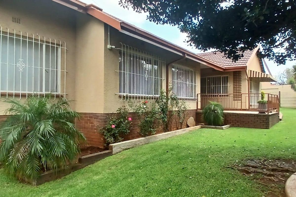Spacious Family Home with Incredible Potential - Photo 2