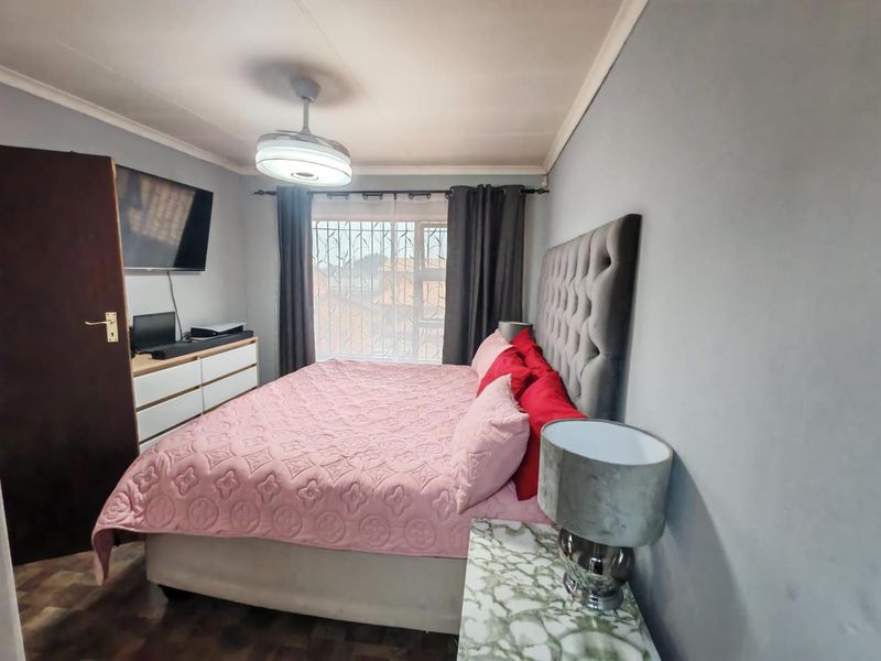 A STUNNING TOWNHOUSE - Photo 7