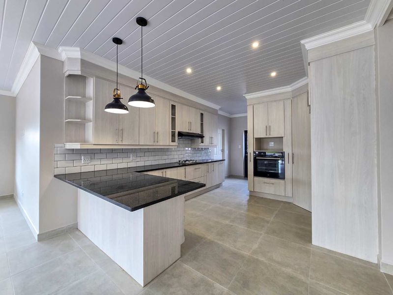 A prime, newly built home designed to satisfy the most discerning buyer. - Photo 6