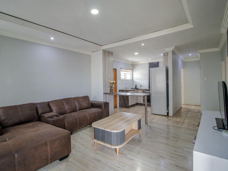 For Sale: Stunning 3-Bedroom Home! - Photo 5